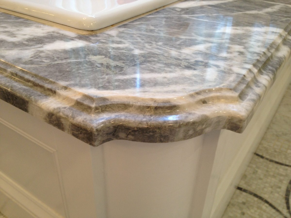 Hand-shaped decorative stone edge from a Leslie Guerci project